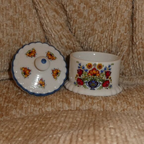 Vintage Reutter Porzellan of Germany Round Lidded Trinket Box - Picture 6 of 7